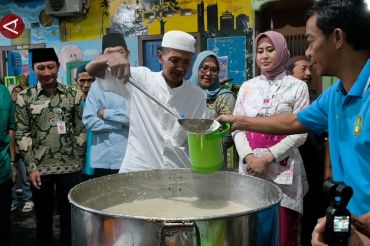 Masjid Darussalam Solo bagikan 1.500 porsi bubur samin selama Ramadhan