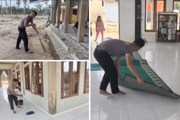 Brimob Sumut lakukan aksi bersih Masjid di Garoga jelang Ramadan