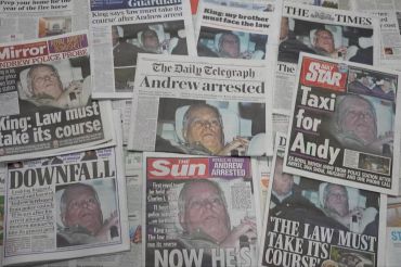 Cerita di balik foto viral Andrew keluar dari kantor polisi