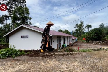 Penyintas bencana di Sumbar bersihkan huntara jelang Ramadhan