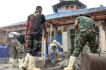 Penyintas bencana di Tapanuli sambut Ramadhan dengan perbaiki masjid