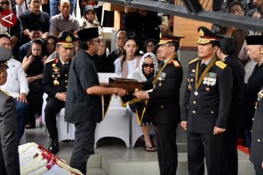 Meriyati Hoegeng dianugerahi Bintang Bhayangkara Pratama