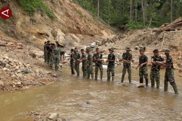 TNI AD pulihkan jembatan rusak akibat banjir susulan di Tapteng