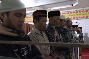 Warga Kampung Toweren Nuken Aceh jalani tarawih perdana di surau