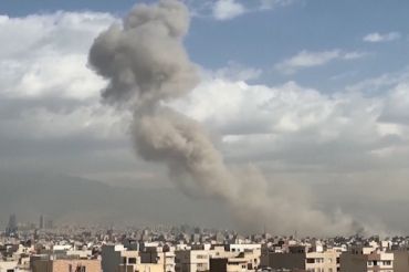 Kepulan asap membumbung di Teheran usai serangan Israel