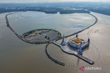Pesona Masjid terapung Al Alam di Teluk Kendari