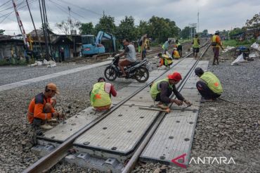 KAI benahi bantalan rel di Pekalongan jelang arus mudik