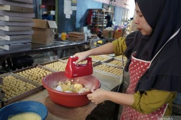 Produksi kue kering untuk Lebaran di Bandarlampung