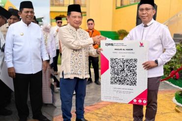 Apresiasi Program Digitalisasi Masjid, Mendagri Serahkan QRIS ZISWAF BRK Syariah di Kepri