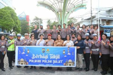 Polwan Polda Sulut bagikan ratusan paket takjil untuk warga