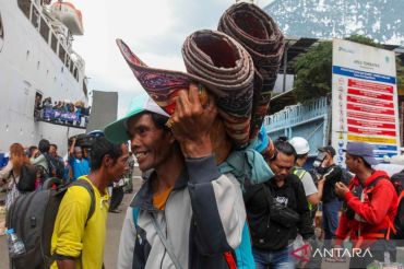 Arus mudik mulai terasa, ribuan penumpang kapal laut tiba di Surabaya
