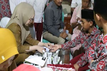 PLTU Batang salurkan bantuan alat kesehatan dan 500 paket PMT