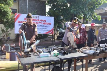 Polres Pemalang musnahkan 1.980 botol miras dan 75 knalpot brong