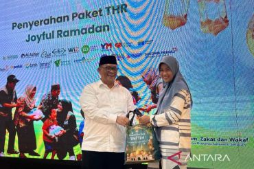 Kemenag Sulsel bagikan sembako untuk masyarakat