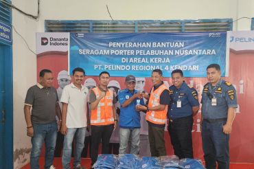 Pelindo Regional 4 Kendari Serahkan Bantuan Seragam untuk PorterTKBM Bahari Pelabuhan
