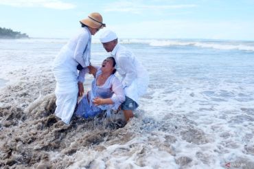 Umat Hindu di Bali gelar Upacara Melasti jelang Hari Raya Nyepi