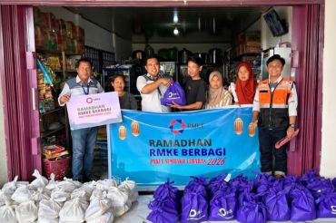 RMK Energy bagikan sembako ke warga Palembang