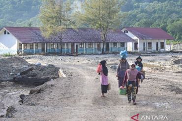 Penyintas bencana berbelanja kebutuhan lebaran Idul Fitri