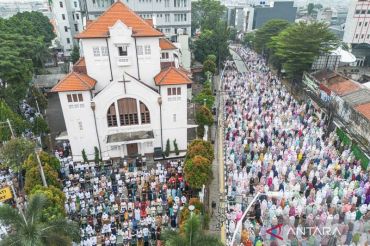 Melihat suasana shalat Idul Fitri di sejumlah daerah
