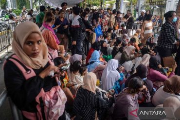 Open house Istana Kepresidenan, warga membeludak dalam antrean halalbihalal