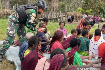 Satgas Yonif 511 sediakan makan gratis bagi warga Tima Lanny Jaya