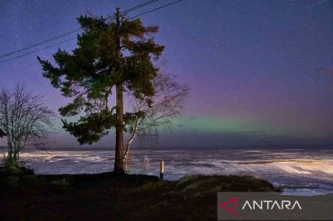 Keindahan aurora di atas Danau Ladoga, Rusia