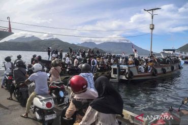 Warga Ternate ramai menyeberang ke Tidore untuk bersilaturahim di hari kedua Lebaran