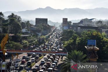 Libur Lebaran, jalur wisata Puncak padat