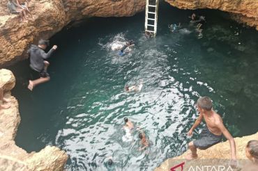 Warga isi liburan dengan mengunjungi wisata 'Pusat Laut' Donggala