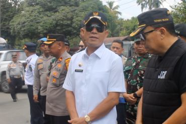 Bupati Tapsel imbau pemudik tertib saat lintasi jembatan bailey