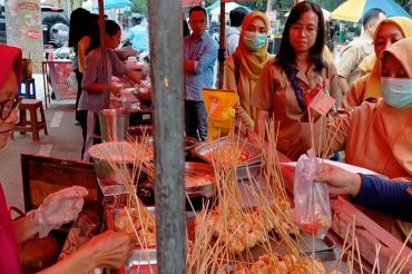 Dinkes Jatim sidak takjil di Sentra Kuliner Bantaran Madiun