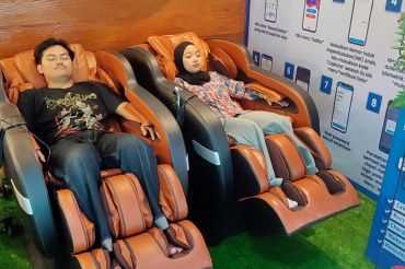 Pemudik manfaatkan kursi pijat gratis di Pelabuhan Merak