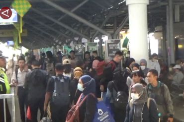 Pemudik melalui stasiun KA Daop 8 Surabaya capai 184 ribu jiwa