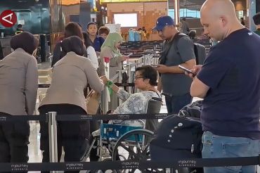 Polisi bagikan bunga untuk pemudik di Bandara Soekarno-Hatta