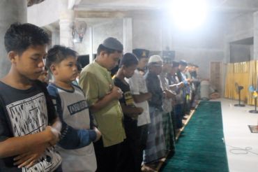 Tarawih terakhir momen penuh syukur warga Desa Hutanabolon Tapteng