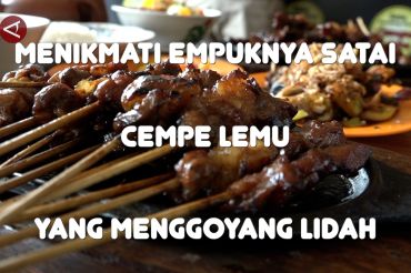 Menikmati empuknya satai Cempe Lemu yang menggoyang lidah