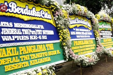 Pejabat dan tokoh negara melayat di rumah duka Try Sutrisno