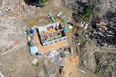 Gotong royong warga Tapanuli Selatan membangun kembali masjid desa