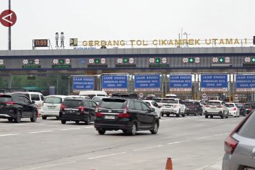Kepadatan arus di Tol Cikampek terurai saat one way nasional berlaku