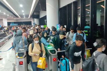 Pabrik mulai libur, pemudik pejalan kaki di Pelabuhan Merak membludak