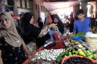 Penyintas bencana Agam belanja kebutuhan Lebaran di Pasar Kayu Pasak