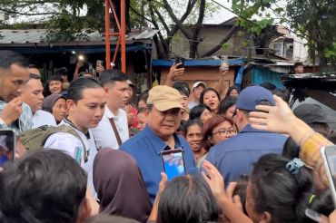 Presiden Prabowo blusukan ke pemukiman warga di bantaran rel Senen