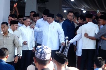 Presiden Prabowo shalat Id bersama warga Huntara Aceh Tamiang