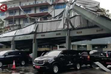 Angin kencang terjang Semarang, kantor Gubernur Jateng terdampak