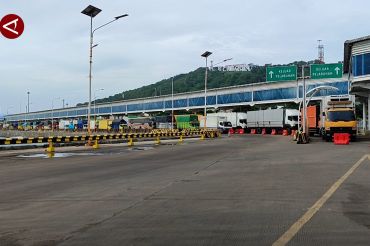 Jelang masa pembatasan, ratusan truk padati Pelabuhan Merak