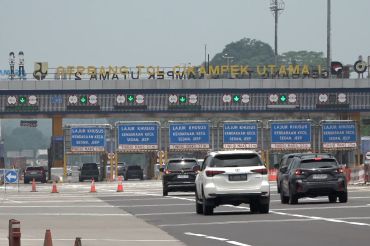 Sepekan jelang Lebaran 2026, arus di GT Cikampek Utama ramai lancar