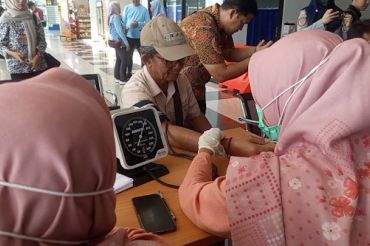 Kurangi risiko kecelakaan, Dinkes Madiun cek kesehatan puluhan kru bus