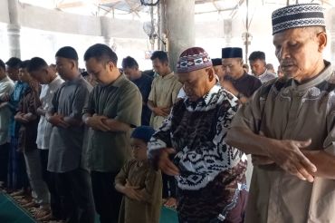 Warga Hutanabolon shalat Id di tengah sisa puing-puing bencana