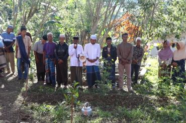 Di pusara yang hancur, Warga Agusen menyambung rindu Lebaran