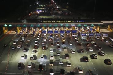 Malam puncak arus balik Lebaran di GT Cikatama ramai pemilir